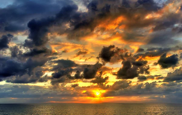Vacker Färgglad Solnedgång Från Molnen — Stockfoto