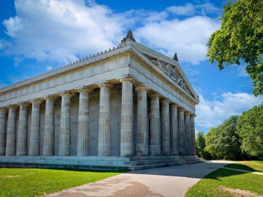 Donaustauf 'taki Walhalla, Almanya' nın Bavyera kentindeki etkileyici bir neoklasik anıttır. Ünlü kişiliklere adanmıştır..