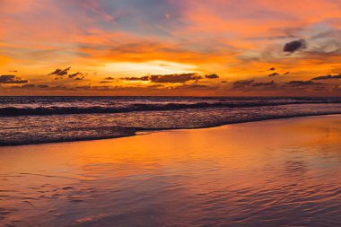 Ateşli turuncu günbatımı gökyüzü. Güzel gökyüzü.