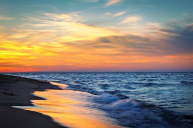 Ateşli turuncu günbatımı gökyüzü. Güzel gökyüzü