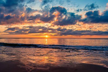 Ateşli turuncu günbatımı gökyüzü. Güzel gökyüzü.