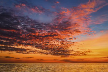 Ateşli turuncu günbatımı gökyüzü. Güzel gökyüzü.