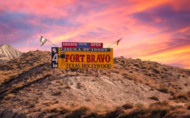 Almerya-İspanya 12 Kasım 2022: İspanya 'nın Tabernas Çölü' ndeki Bravo Kalesi spagetti kovboy filmleri için uzun metrajlı bir film olarak hizmet vermektedir..