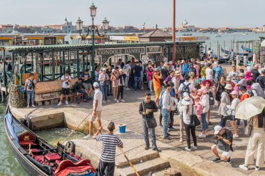 Venedik, İtalya - 01 Eylül 2024: Venedik, İtalya 'da toplu turizm