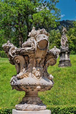 Linderhof Kalesi, Bavyera, Almanya 'da bir kase şeklinde eski bir barok taş heykel.