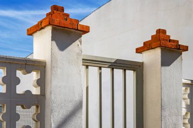 Sütunlarda çatısı olan ev girişi, İspanya