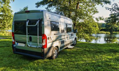 Ormandaki çayırdaki bir kamp alanındaki karavan.