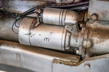 Eski bir traktörün başlangıç görüntüsü