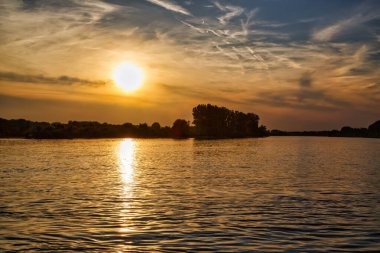 Almanya, Deggendorf yakınlarındaki Isar nehrinde Tuna Nehri üzerinde gün batımı