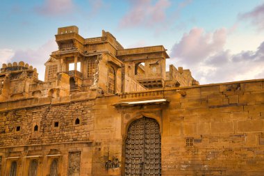 Jaisalmer, Rajasthan, Hindistan 'da terk edilmiş ve antik bir sarayın kalıntıları.