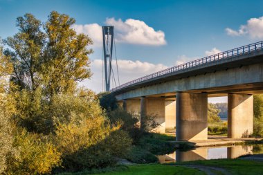 Deggendorf yakınlarındaki Tuna Nehri üzerindeki A3 otoyol köprüsü. Bavyera, Almanya