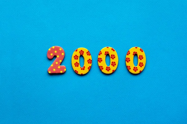 2000 Aus Bunten Papierzahlen Auf Blauem Papierhintergrund — Stockfoto