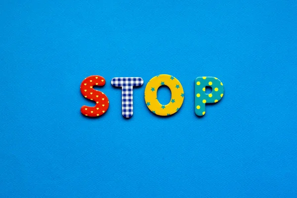 Word Stop Élénk Színű Papír Betűk Kék Papír Háttér — Stock Fotó