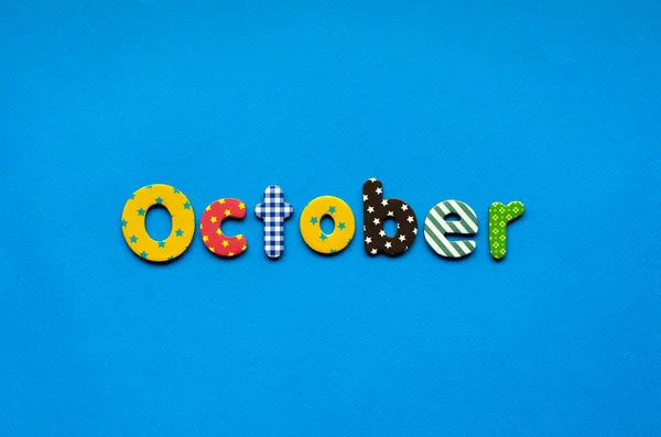 Gekleurde Tekst Oktober Blauw Papier Achtergrond — Stockfoto