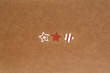 Kahverengi kağıt arka planda üç yıldız