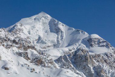 Karlar ve buzullarla kaplı bir Tetnuldi dağı, Kafkas Dağları, Gürcistan 'da dağcılık.