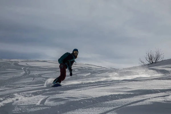 Une Fille Sur Snowboard Dans Casque Masque Avec Sac Dos — Photo