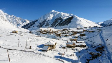 Shkhara Dağı 'ndan Ushguli ili, Kafkaslar, Svaneti, Gürcistan