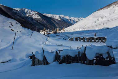 Shkhara Dağı 'nın önündeki Svan kuleleri, Ushguli, Svaneti, Gürcistan' da yer alan Kafkaslar 'da yer alan dokuz zirveli bir dağdır.