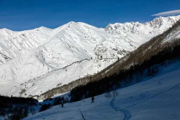 Uma Equipe Esquiadores Mais Livres Sobe Contra Fundo Cumes Nevados — Fotografia de Stock