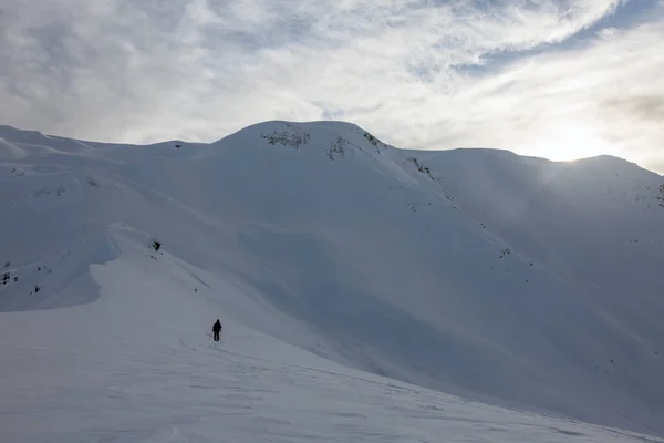 Freerider Skifahren Auf Einem Schneebedeckten Hang Svaneti Einer Abgelegenen Bergregion — Stockfoto