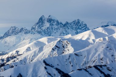 Kafkasya 'nın iki tepeli dağı Ushba, Kafkasya' nın dağları arasında, Svaneti, Georgia