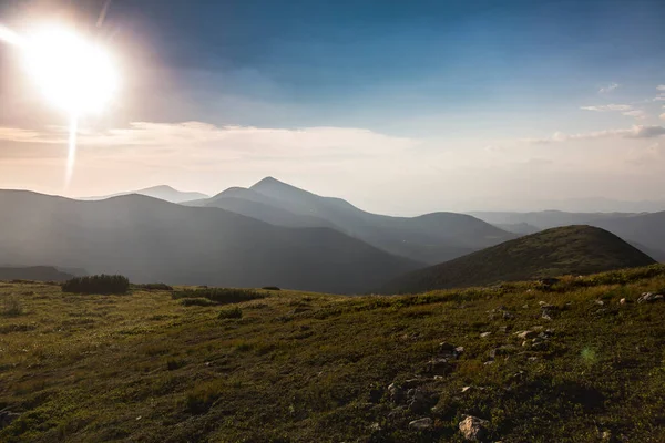 Prachtige Zonsopgang Boven Het Berglandschap Midden Van Grazige Bergheuvels Weiland — Stockfoto