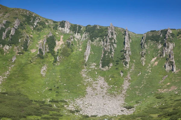 Pedras Rochas Montanha Shpytsi Entre Colinas Montanha Gramíneas Coberto Grama — Fotografia de Stock