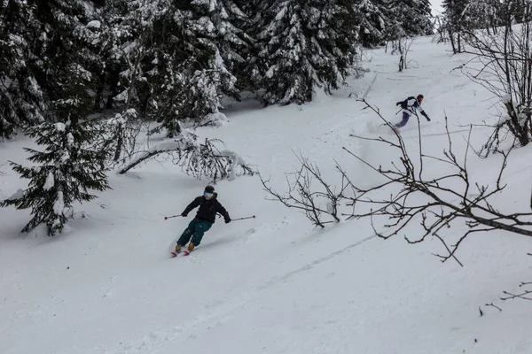 Skieur Freeride Snowboarder Sur Une Pente Terrain Arrière Pays Entre — Photo