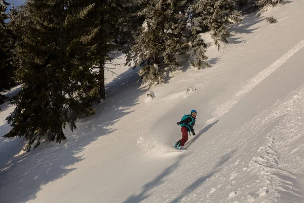 Female Rider Snowboard Freeriding Backcountry Alpine Terrain Avalanche Snowy Slope — Stock Photo, Image