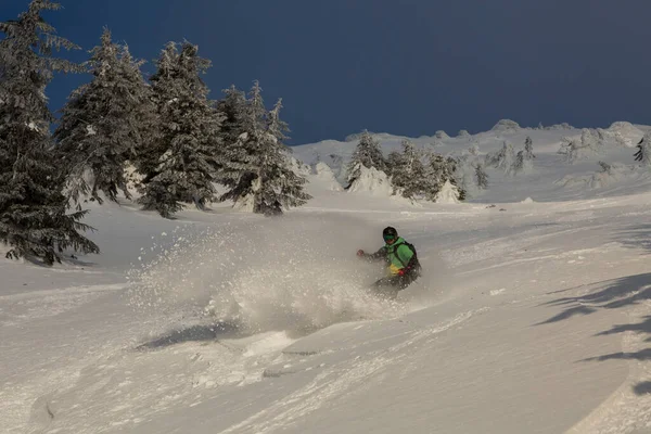 Snowboarder Curvo Frenos Rociando Nieve Profunda Suelta Pendiente Freeride Cuesta —  Fotos de Stock
