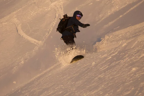 Freerider Snowboardåkare Kör Utför Brant Solljus Sluttning Landskap Färskt Pulver — Stockfoto