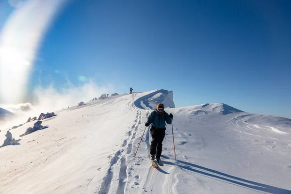 Skupina Lyžařských Horolezců Vyleze Vrcholek Zasněžené Hory Venkovském Terénu Adrenalinové — Stock fotografie