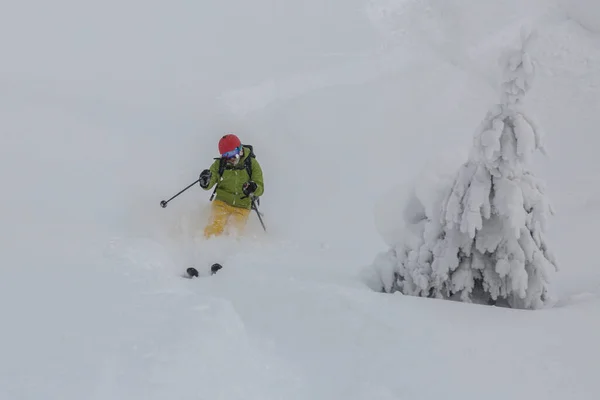Esquiador Masculino Curvo Freios Pulverizando Neve Profunda Solta Encosta Freeride — Fotografia de Stock