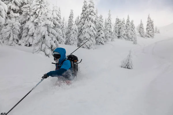 Skieur Masculin Courbé Freins Pulvérisant Neige Épaisse Sur Pente Freeride — Photo