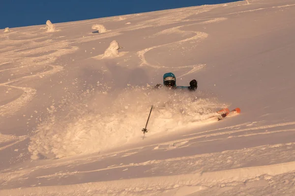 Skieur Freeride Descend Dans Magnifique Champ Montagne Enneigé Adrénaline Aventures — Photo