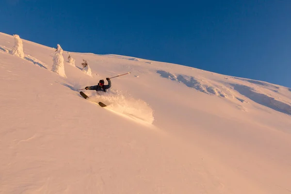Kayakçı Eğildi Frenler Serbest Yamaçta Derin Kar Püskürtüyor Taze Karda — Stok fotoğraf