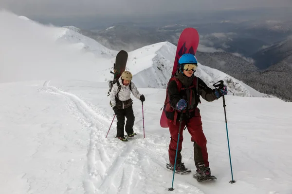 Snowboarders Backcountry Feminino Snowshoes Terreno Montanhas Alpinas Freeride Esportes Inverno — Fotografia de Stock