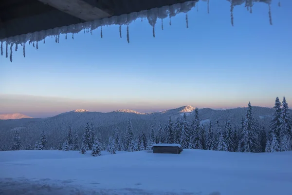 겨울에는 흐르는 광경을 수있다 Marmarosy Carpathian Mountains — 스톡 사진