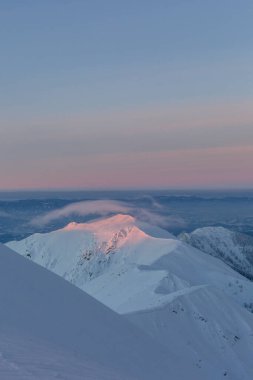 Dağ sırası gevşek kar ve sisli bulutlarla kaplıdır. Marmaros Dağları, Karpat Dağları. Kış dağları dış mekan konsepti