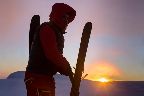 Esquiador Tira Peles Dos Esquis Fundo Laranja Nascer Sol Disco — Fotografia de Stock