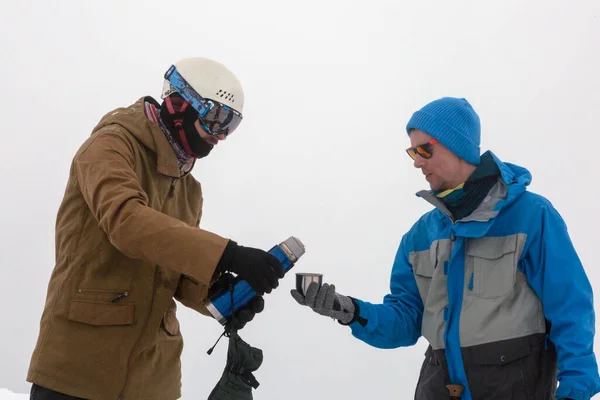 Dois Caminhantes Nas Montanhas Inverno Estão Compartilhando Chá Quente Uma — Fotografia de Stock