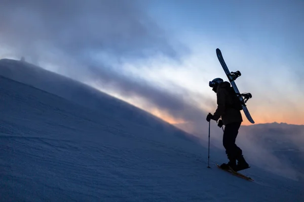 Snowboardista Sněžnicích Šplhá Zimní Horu Snowboardem Ramenou Adrenalinové Dobrodružství Freeride — Stock fotografie