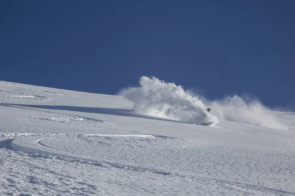 Friåkare Åker Utför Ett Vackert Snöigt Fjällfält Adrenalin Utomhus Vinter — Stockfoto