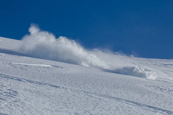 Friåkning Snowboardåkare Går Utför Och Bromsar Sprutning Lös Djup Snö — Stockfoto