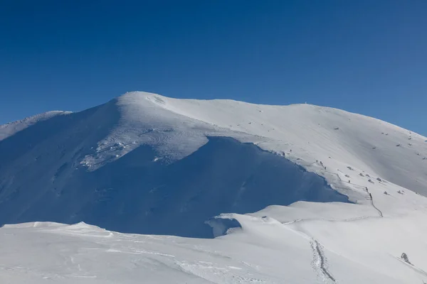 자유타고 달리는 사람들로 이루어 눈덮인 산으로 오르는데 마로스 산맥을 배경으로 — 스톡 사진