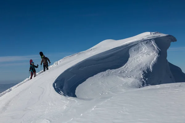 Skifahrer Auf Einem Winterwanderweg Umrunden Ein Schneesims Den Bergen Ein — Stockfoto