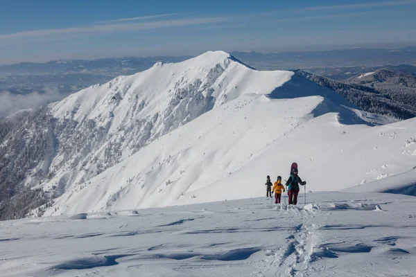 Μια Ομάδα Ελεύθερων Αναβατών Σκαρφαλώνει Μαζί Στα Χιονισμένα Βουνά Φόντο — Φωτογραφία Αρχείου