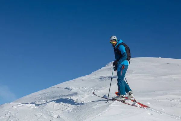 Aktivní Skialpinista Zimní Stezce Uprostřed Pohoří Zimní Hory Krajina Venkovní — Stock fotografie