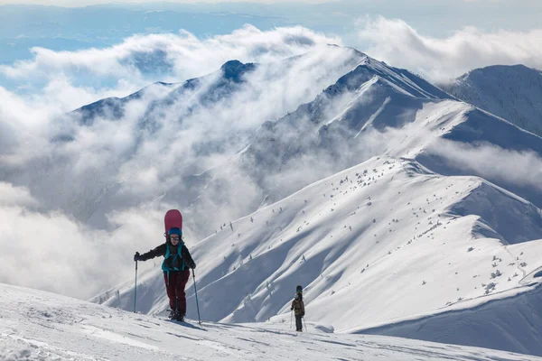 Ein Aktives Weibchen Klettert Schneebedeckte Berge Vor Dem Hintergrund Eines — Stockfoto